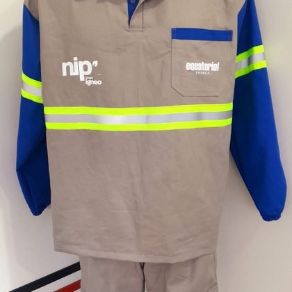 Uniforme industrial personalizado com faixas refletivas