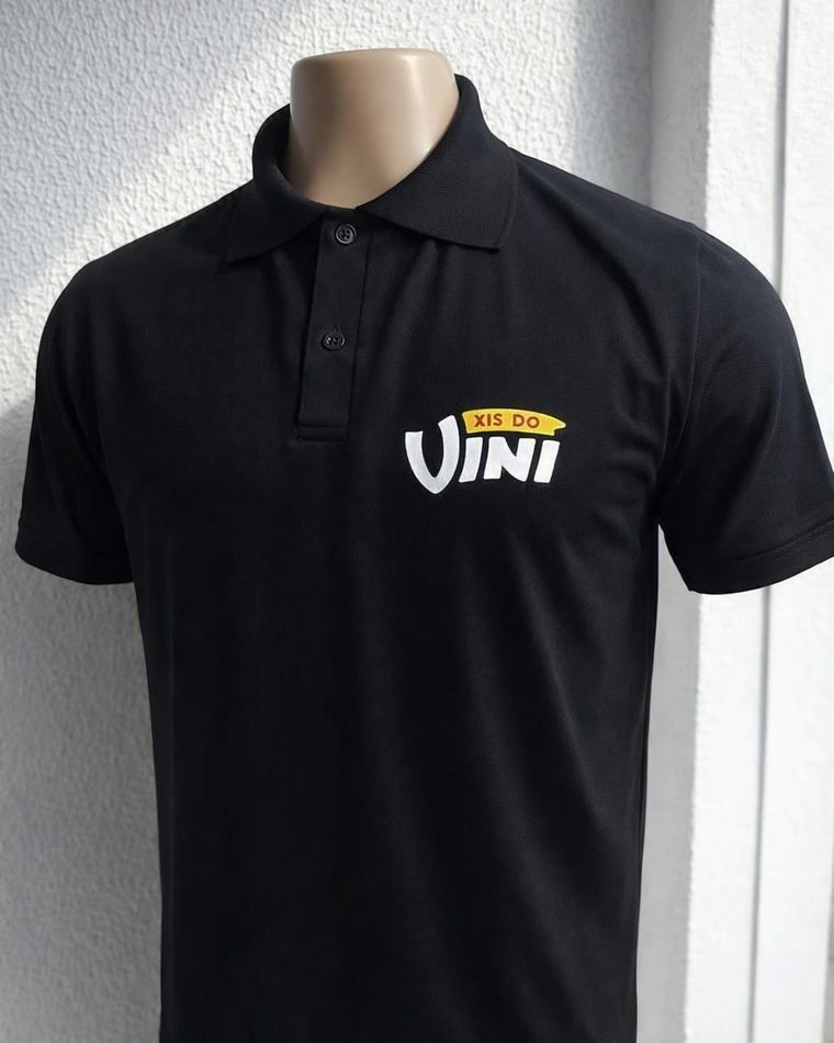 Camisa polo preta personalizada com logo aplicado no peito