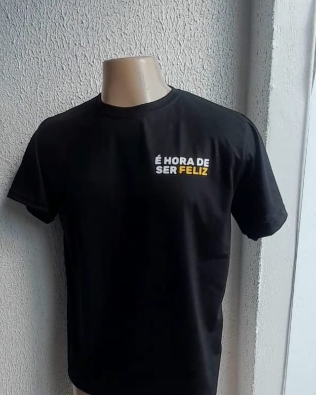 Camiseta preta personalizada com estampa no peito